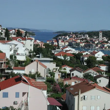 Adi - Great Location Apartment