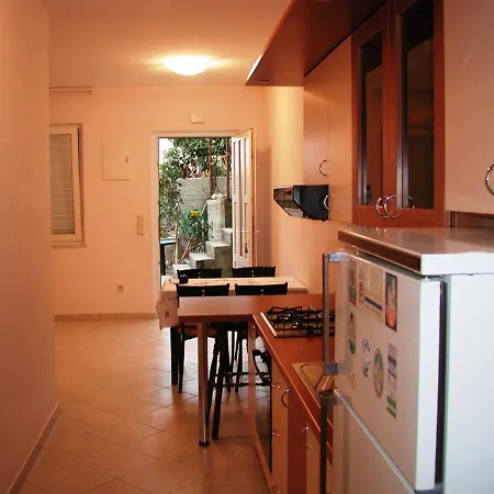 Adi - Great Location Apartment *