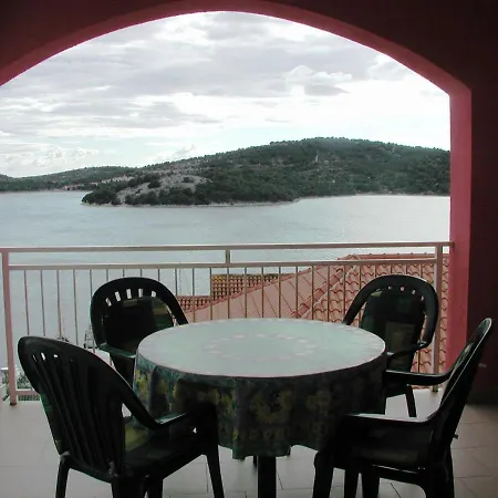 Adi - Great Location Apartment